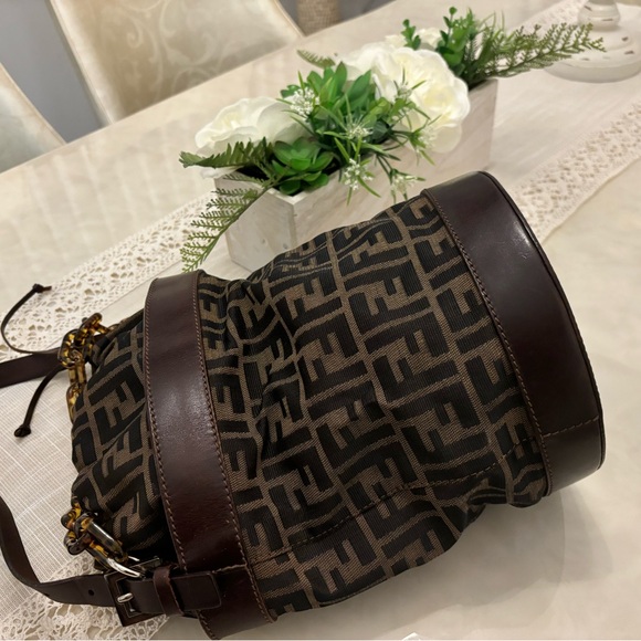 Fendi vintage bucket bag. Great condition. No recepit - Picture 4 of 8